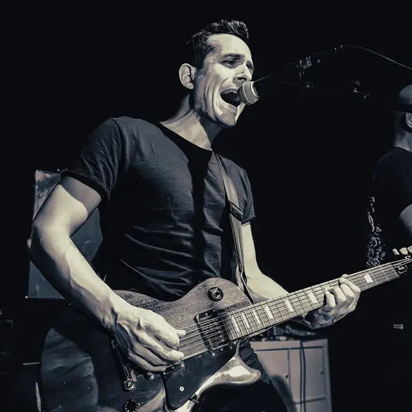 Maurizio Murciato canta e suona la chitarra